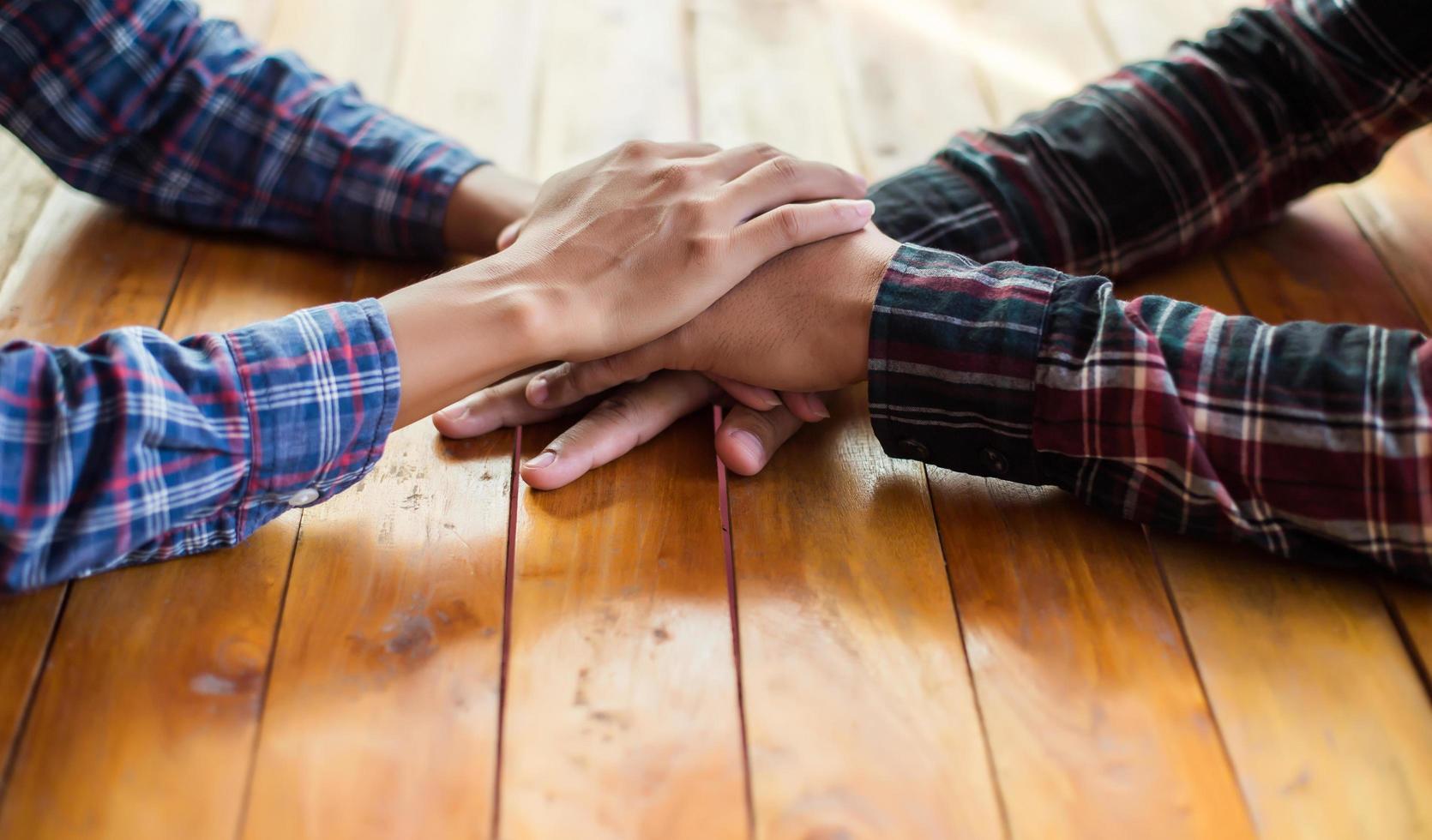 molti si stringono la mano foto