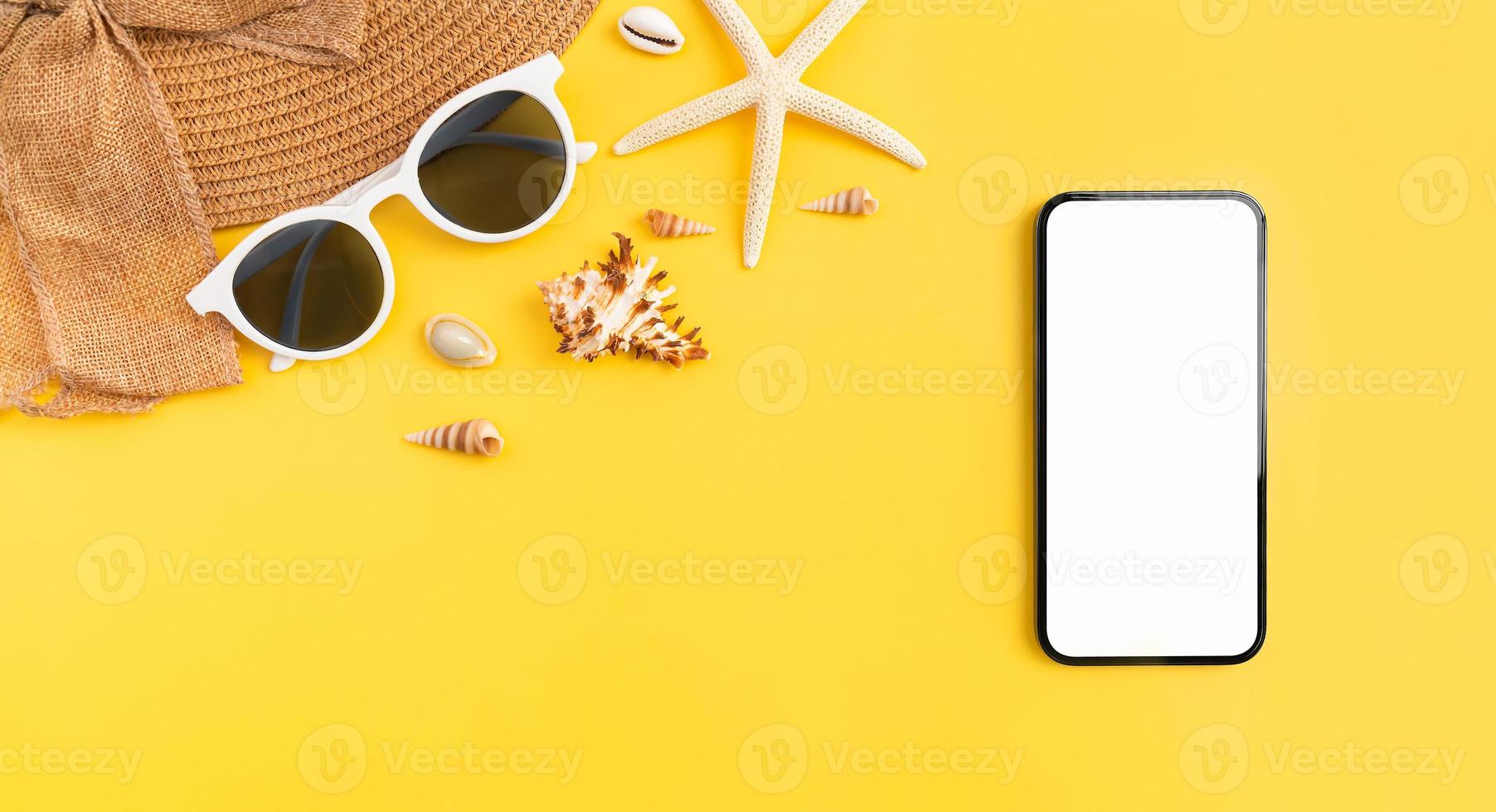 concetto di ora legale, smartphone mockup di occhiali da sole con schermo vuoto con accessori da spiaggia su sfondo giallo. prendi il tuo schermo per mettere su pubblicità. foto