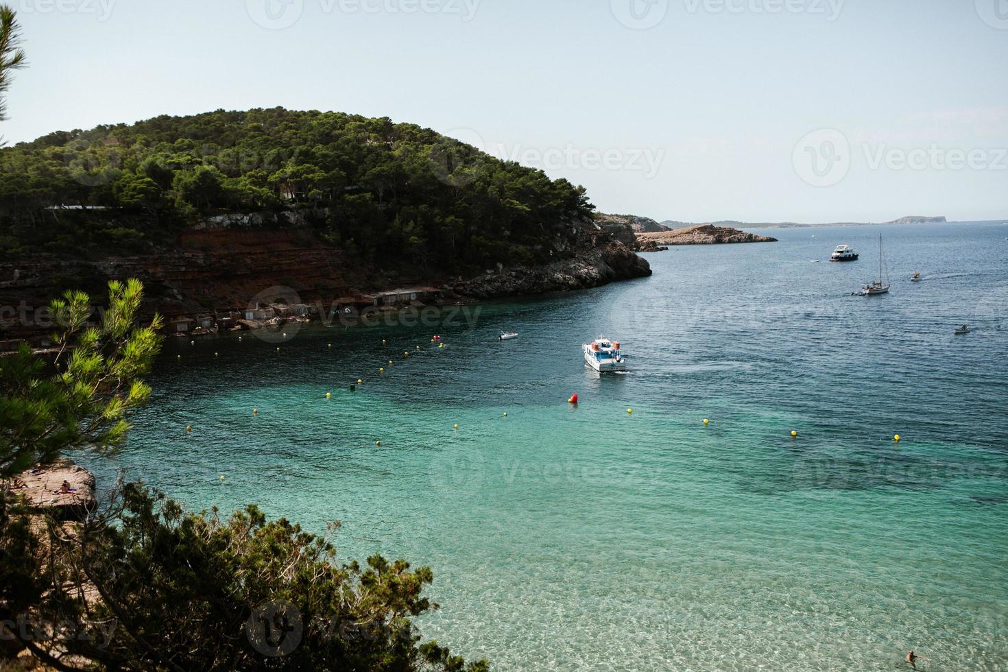 bellissima spiaggia con acqua molto pulita e azzurra sul mar mediterraneo nell'isola di ibiza, in spagna. foto