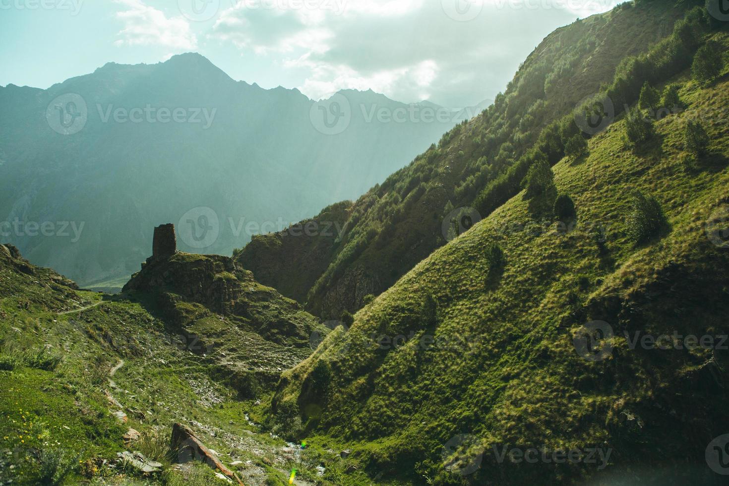 una bellissima fotografia di paesaggio con le montagne del Caucaso in Georgia. foto