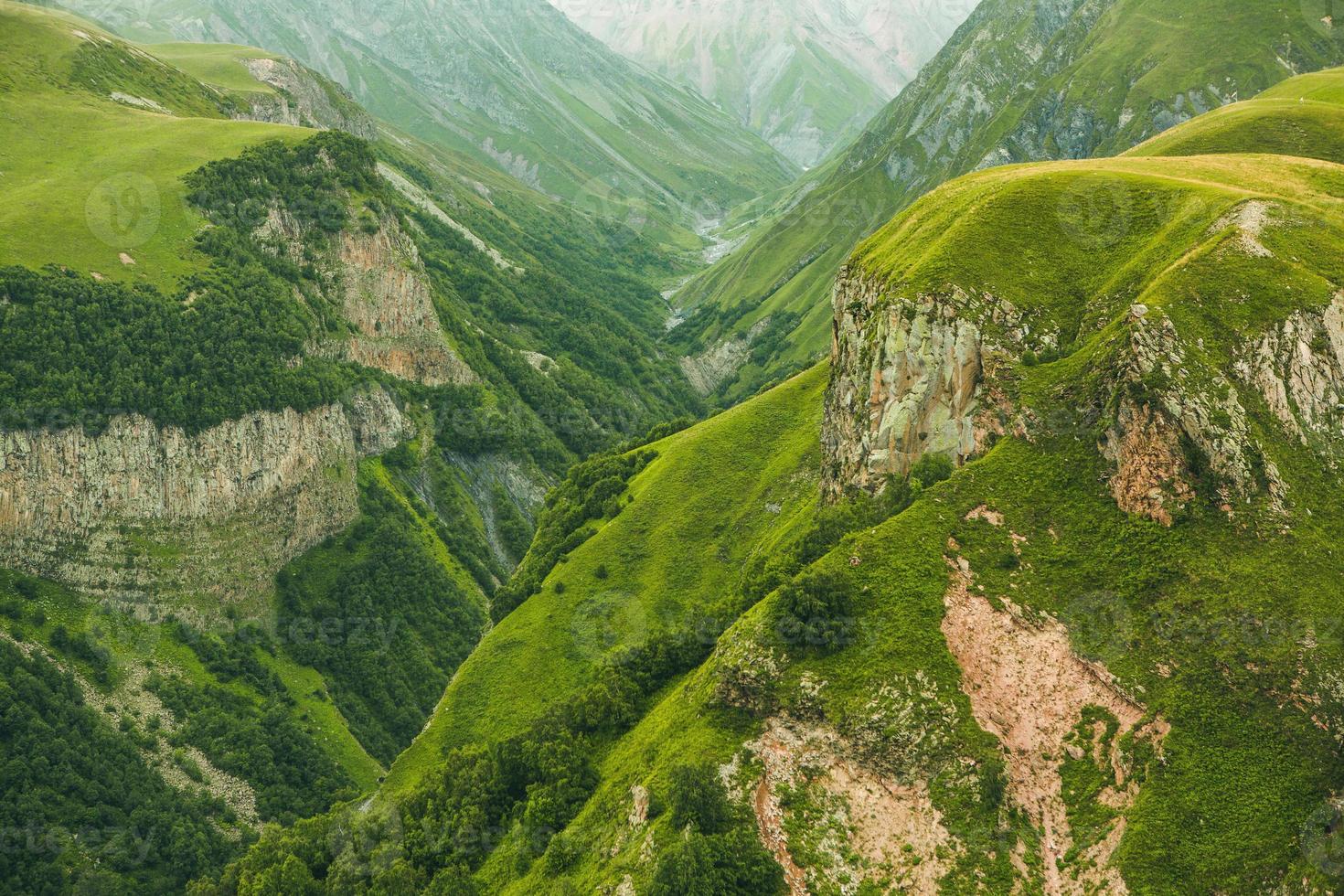 una bellissima fotografia di paesaggio con le montagne del Caucaso in Georgia. foto