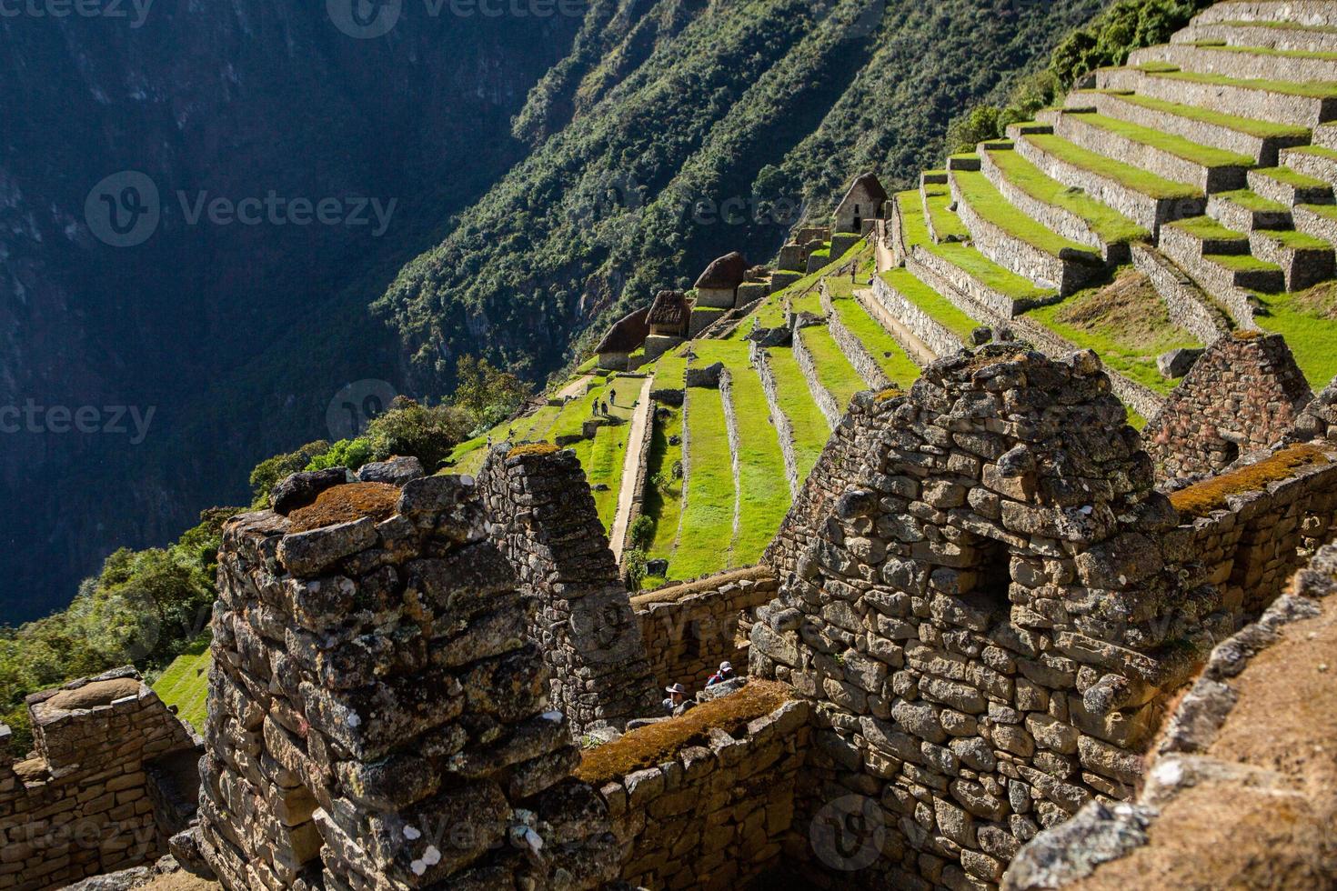 meraviglia del mondo machu picchu in perù. bellissimo paesaggio nelle montagne delle Ande con le rovine della città sacra inca. foto