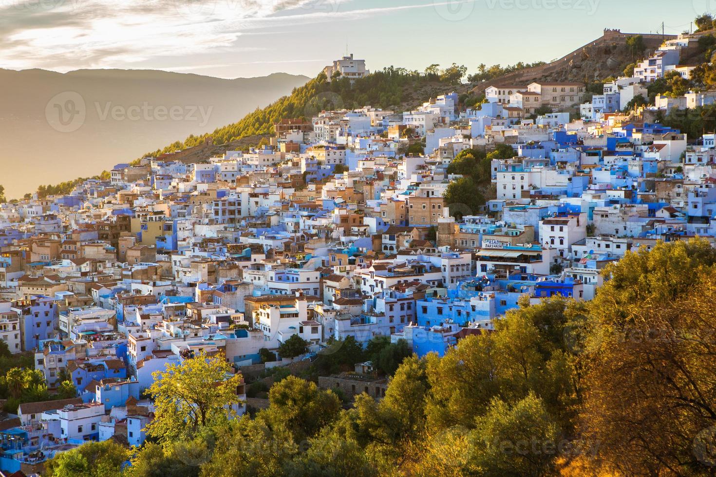 strada blu e case a chefchaouen, marocco. bella strada medievale colorata dipinta in un tenue colore blu. foto