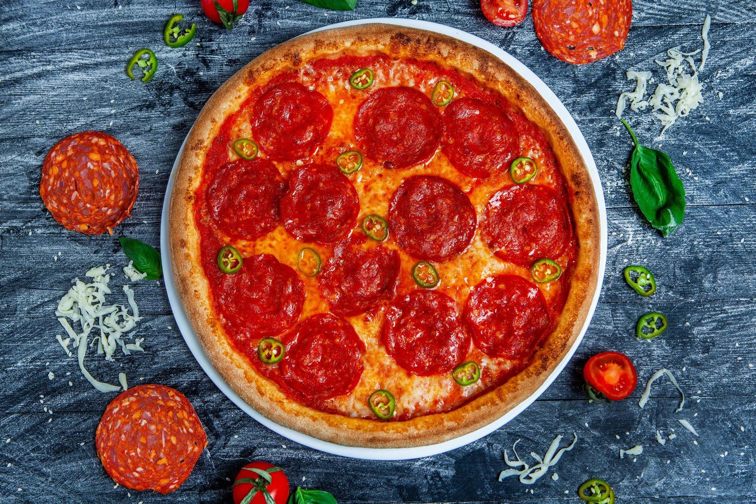 fette di pizza con diversi condimenti su uno sfondo di legno. deliziosa pizza fresca su sfondo bianco foto