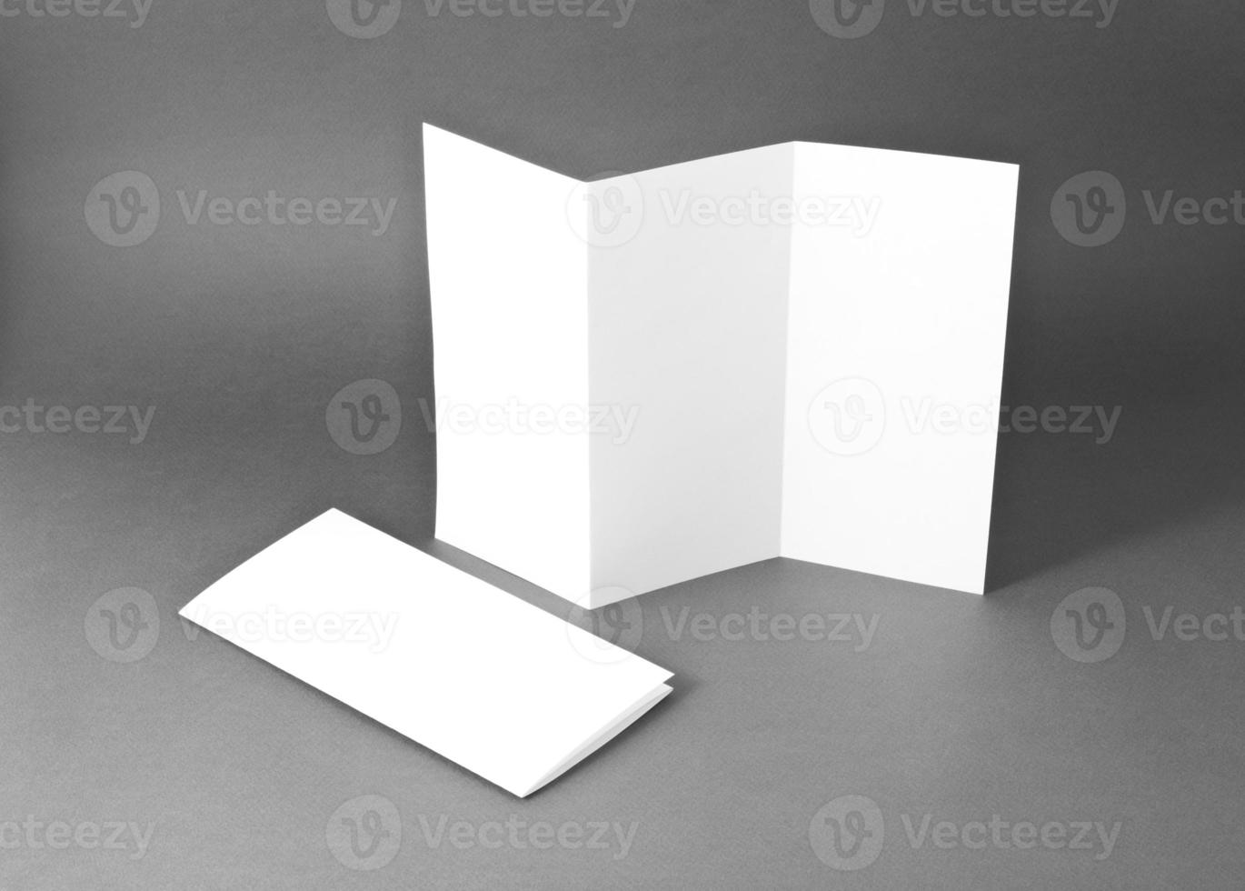 volantino di carta pieghevole bianco bianco foto