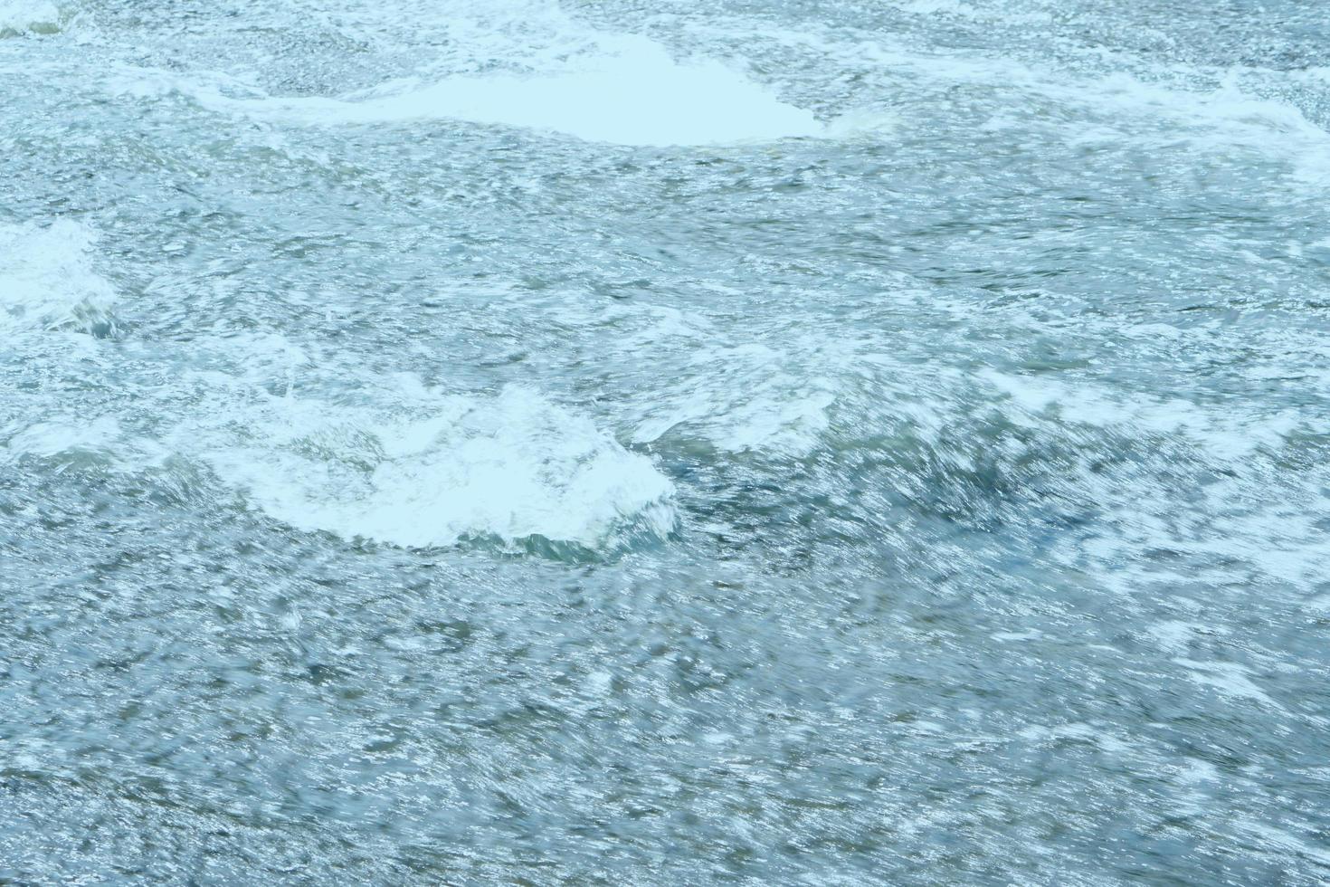 l'acqua scorre in un ruscello nella stagione delle piogge. foto