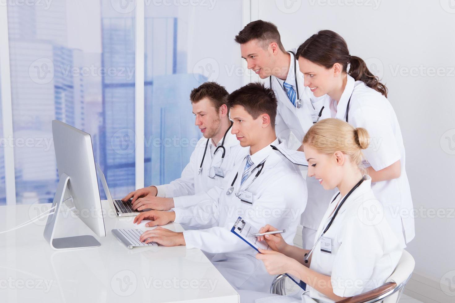 medici che lavorano insieme sul computer in ospedale foto
