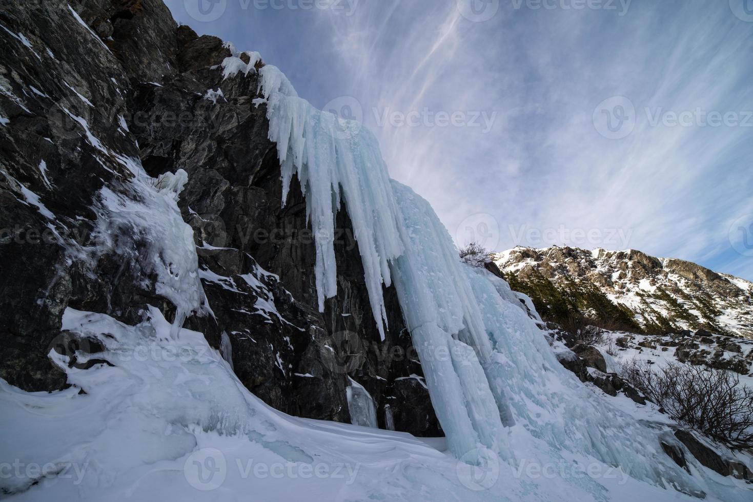 il ghiaccio cade nelle montagne rocciose di colorado foto