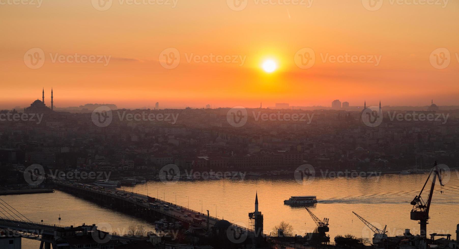 corno d'oro di istanbul al tramonto, profilo ad alto contrasto foto