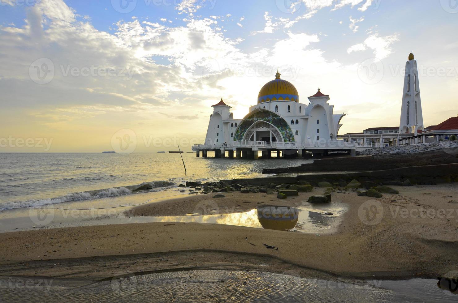 maestosa moschea galleggiante a stretto di malacca durante il tramonto foto