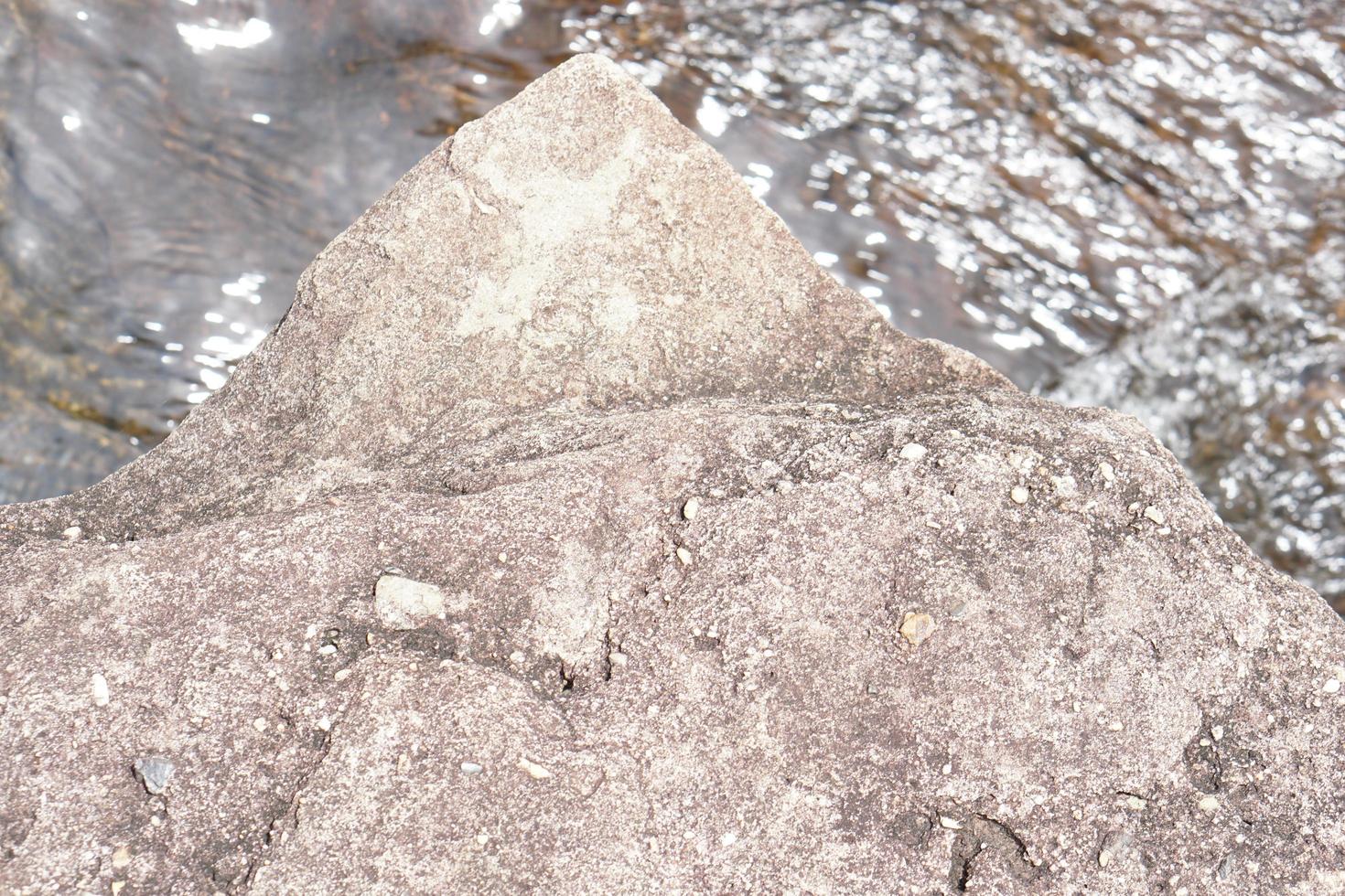 sfondo di pietra del vento. l'erosione crea un bellissimo motivo lungo il fiume. foto