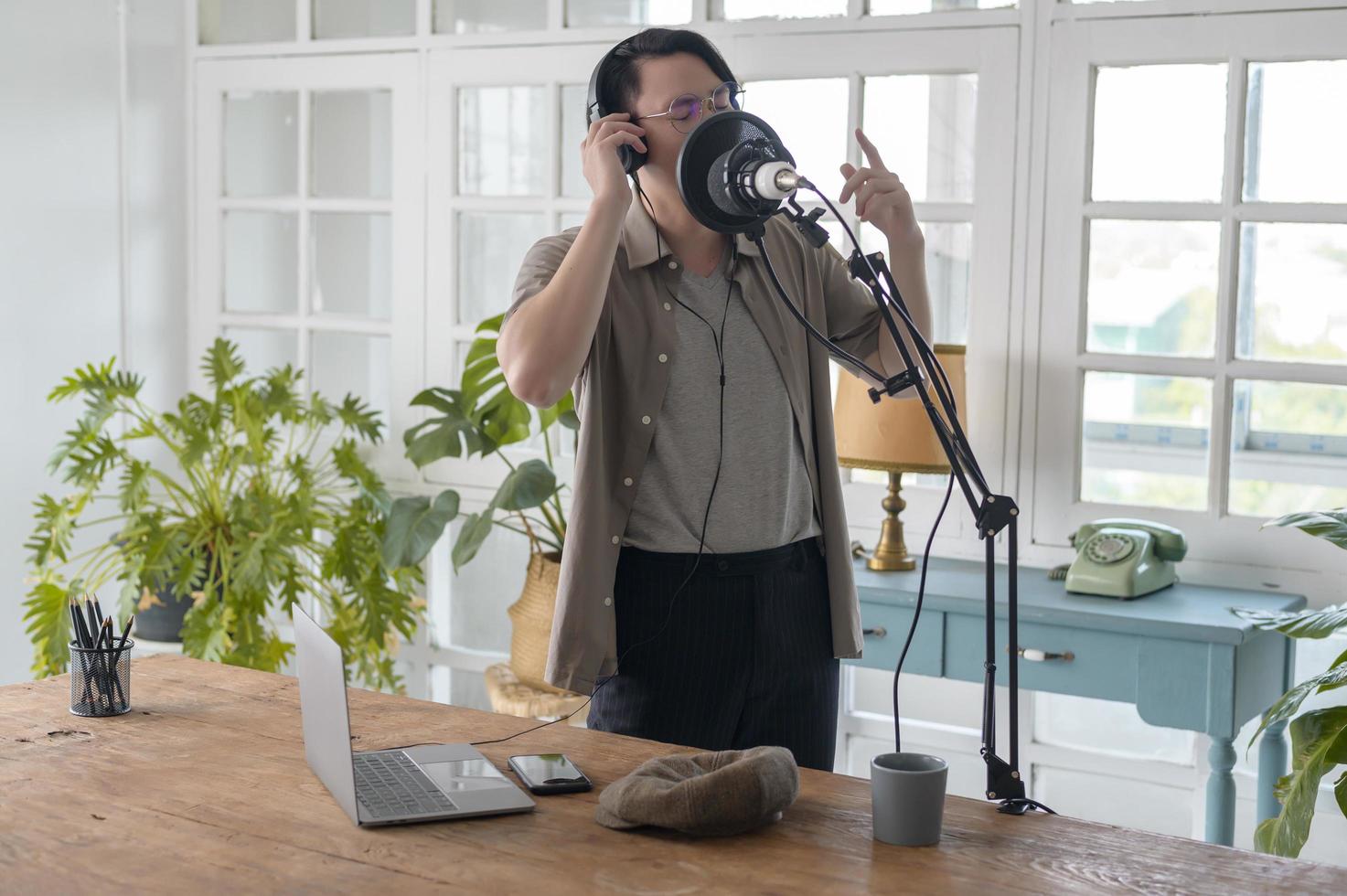 un musicista sta registrando una nuova canzone nello studio di casa foto