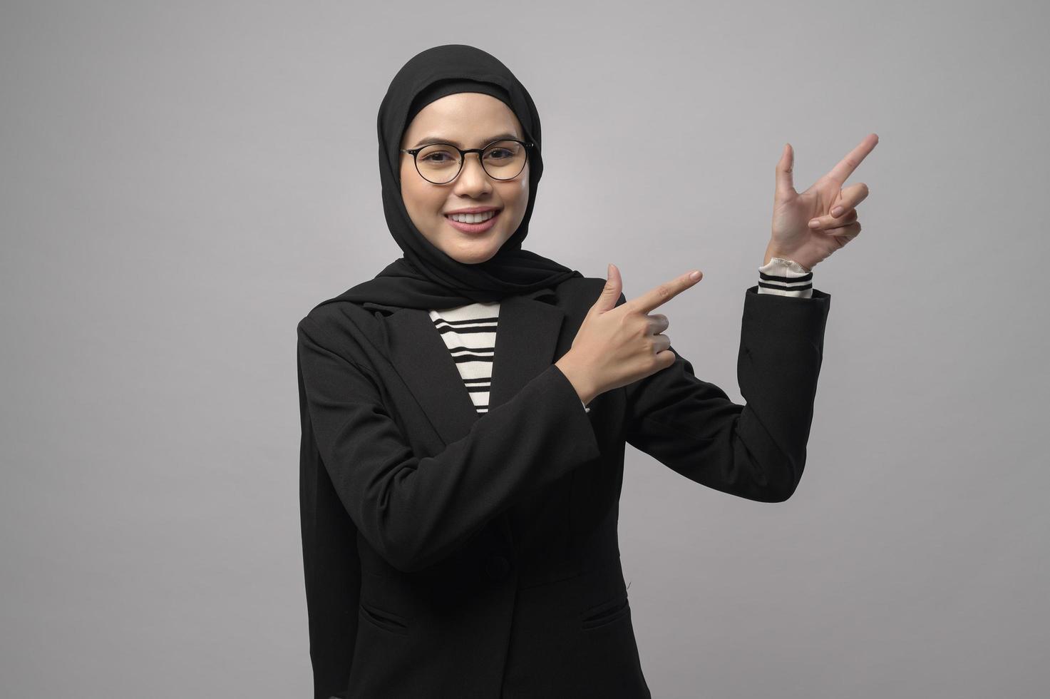 bella donna musulmana con gli occhiali su sfondo bianco studio foto