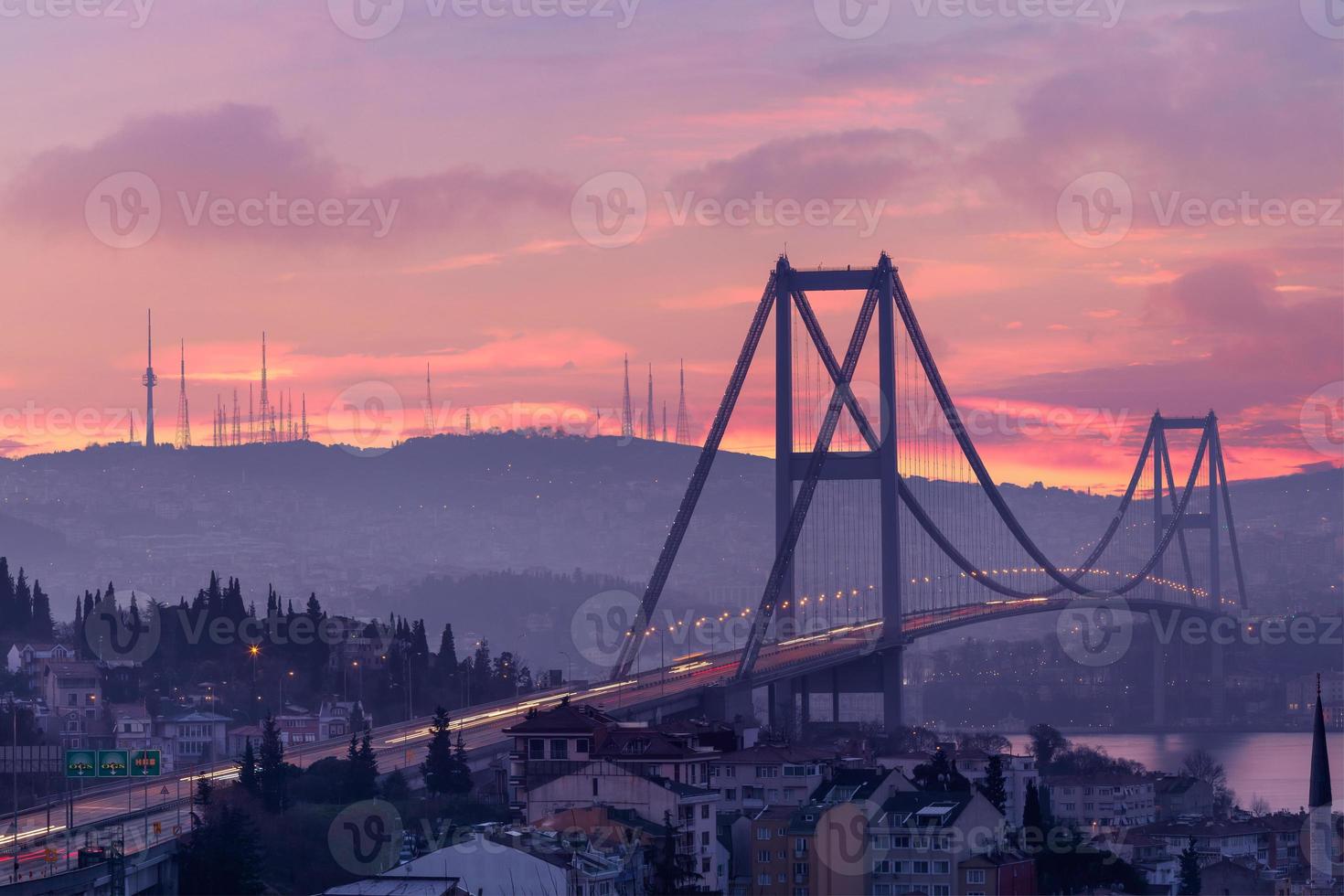 ponte sul Bosforo e traffico all'alba foto