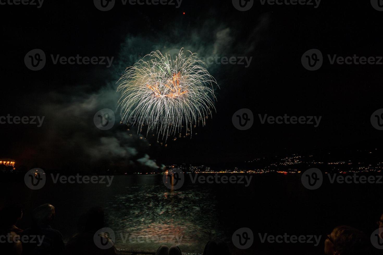 fuochi d'artificio sul lungolago, verbania, lago maggiore, piemonte, italia foto