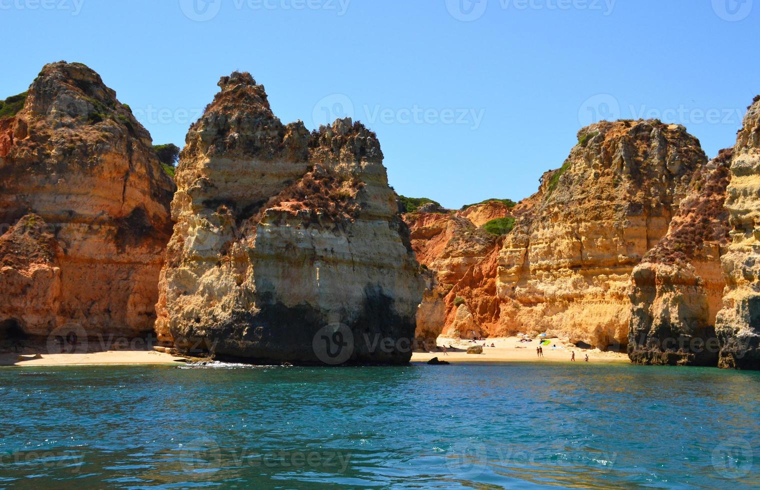 rocce e spiaggia sabbiosa in Portogallo, Lagos foto