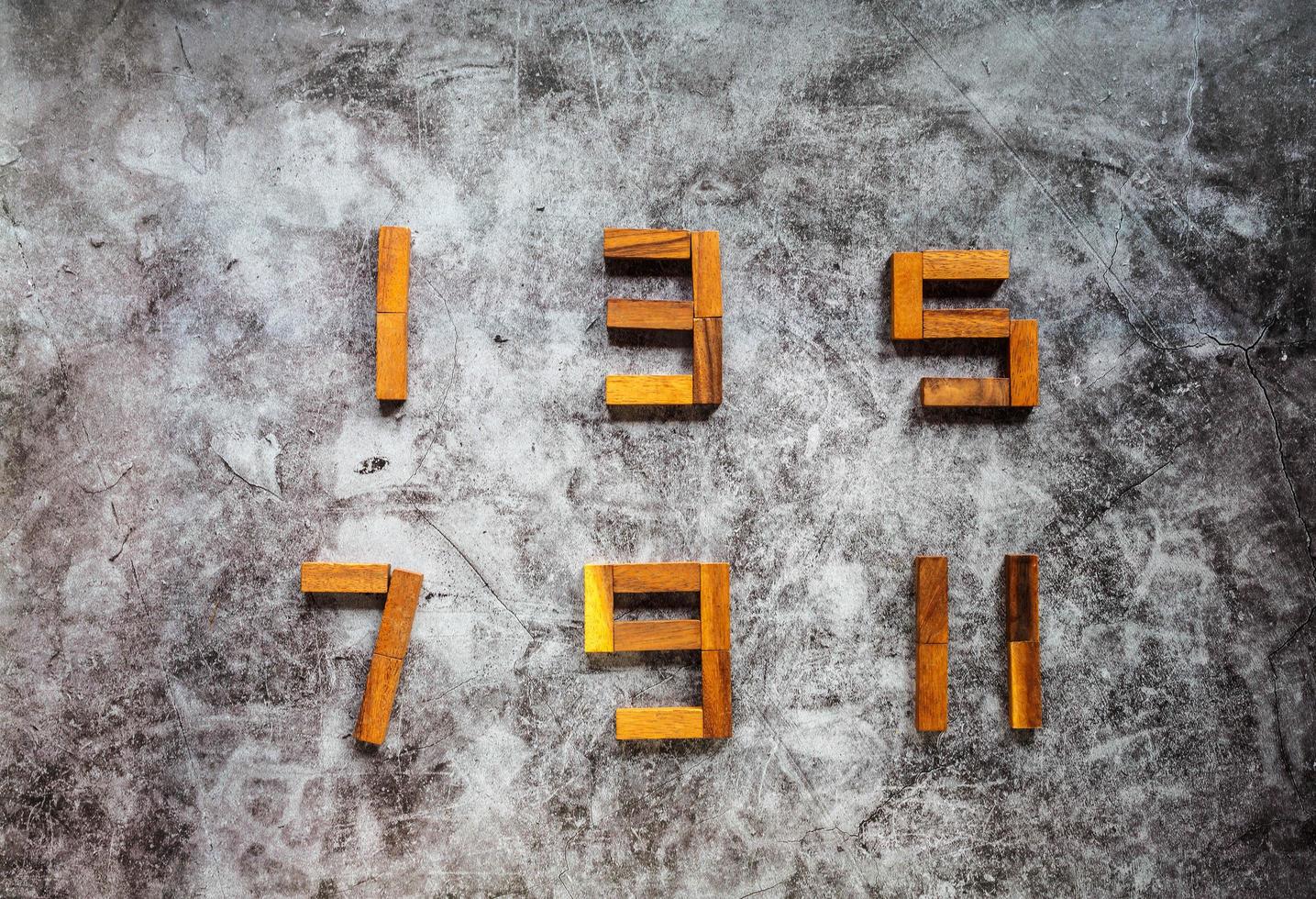 collezione di design di numeri in legno puzzle foto