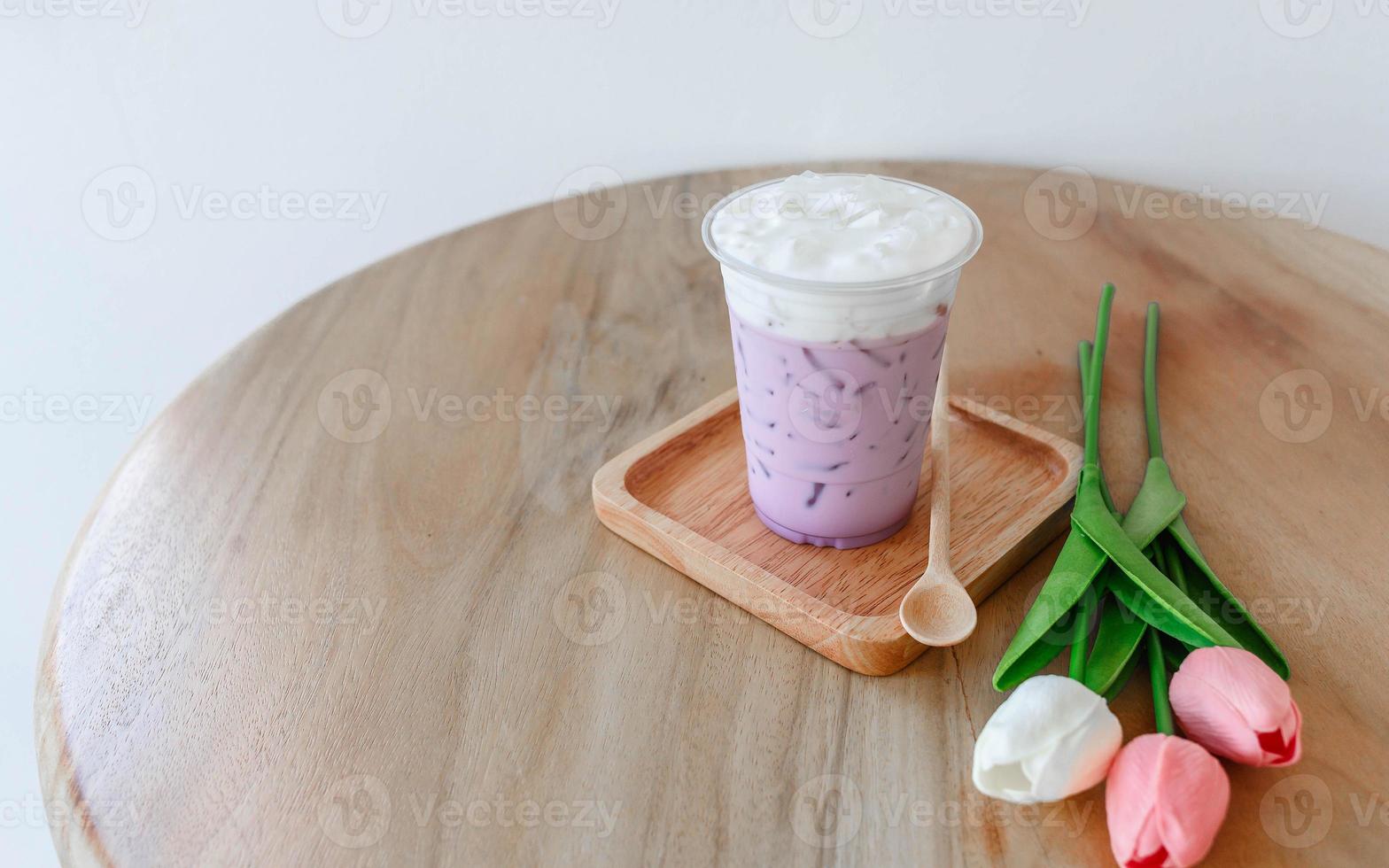 Tè freddo al taro con latte in una tazza di plastica foto