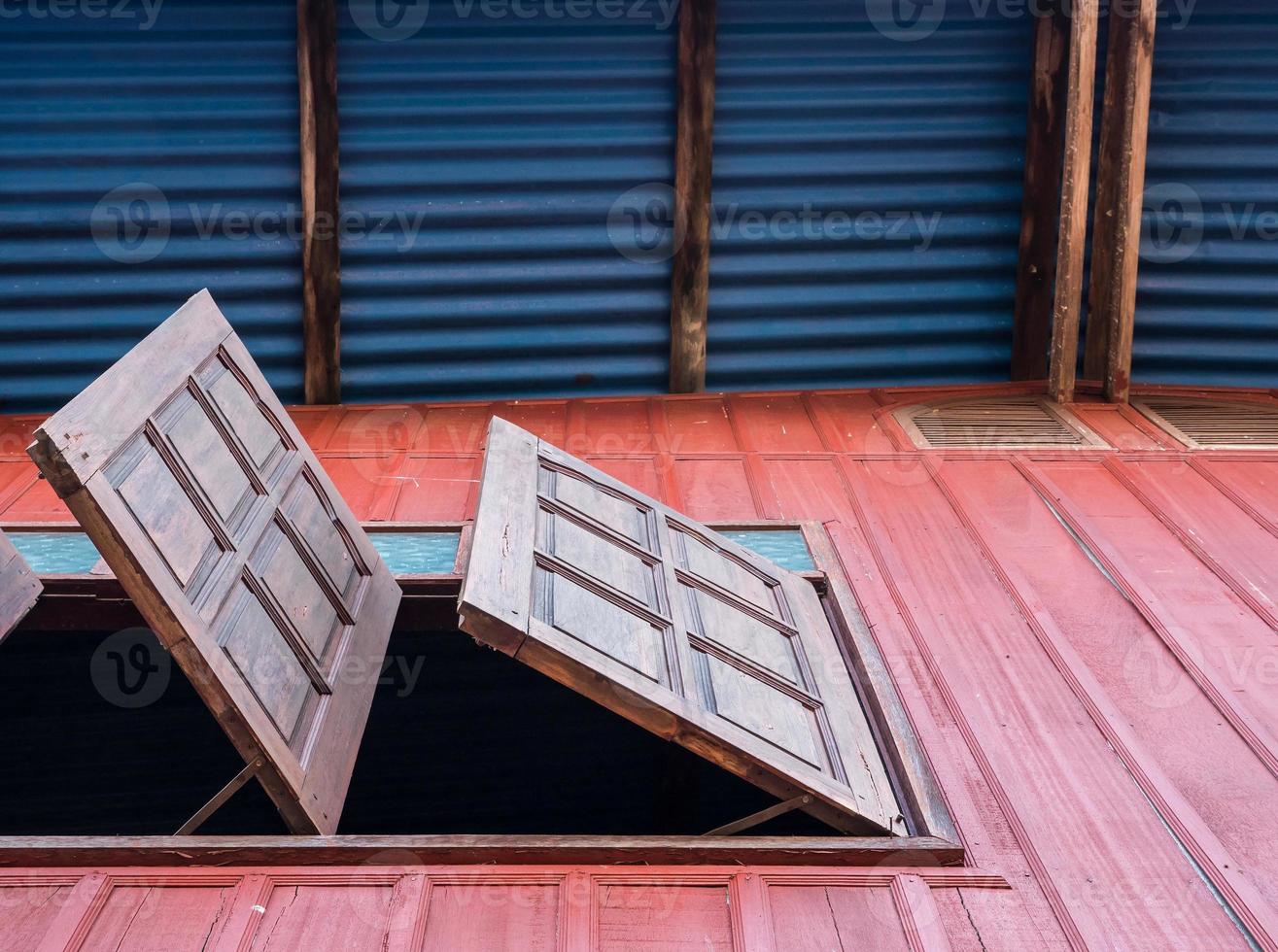 finestra in legno si apre al secondo piano. foto