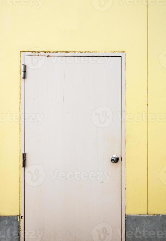 vecchia porta bianca foto