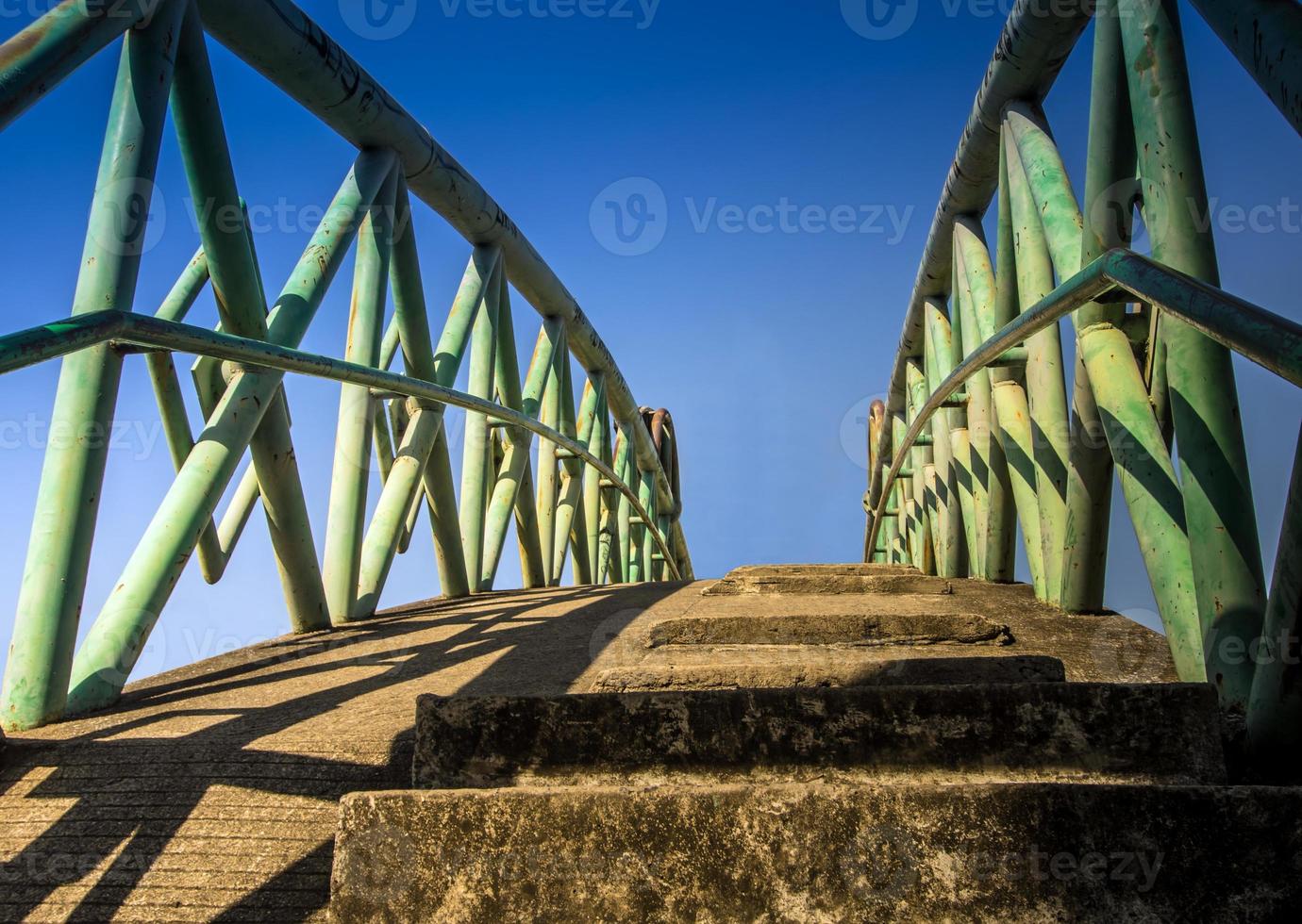 ponte di cemento attraverso il canale e la robusta rotaia del ponte foto