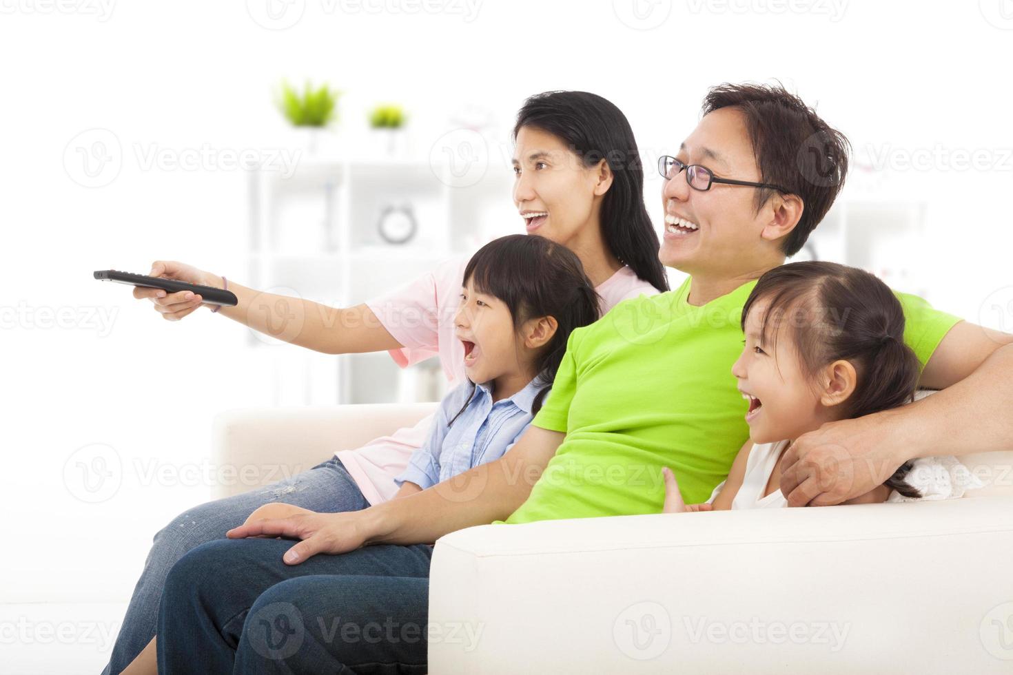 famiglia felice a guardare la tv foto