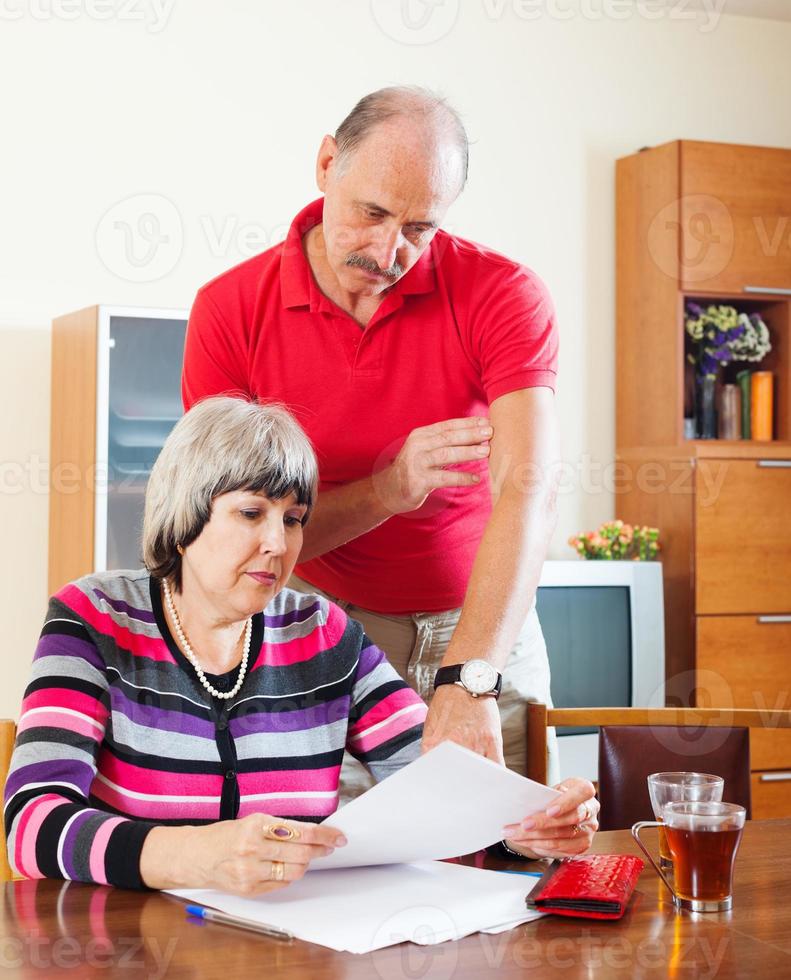coppia calcolando il bilancio familiare foto