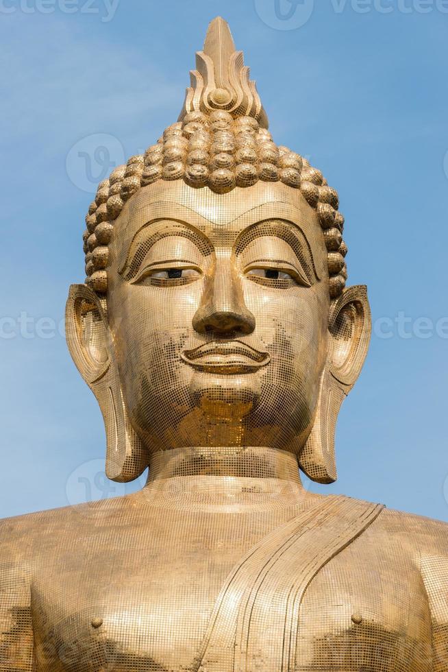 grande statua dorata del buddha foto