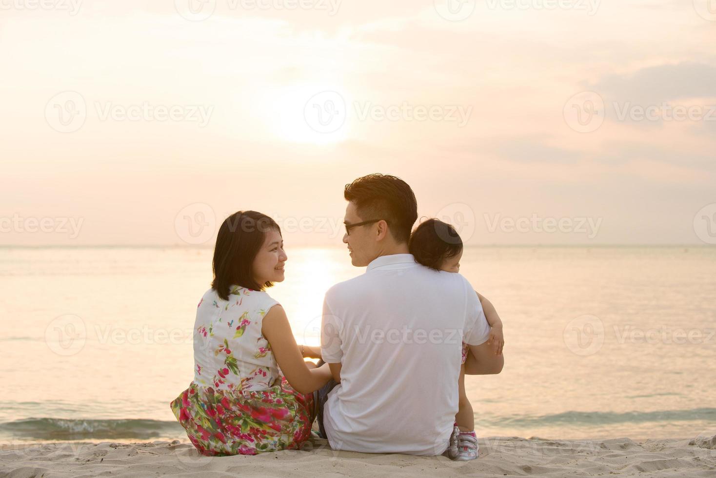 famiglia asiatica in spiaggia all'aperto foto