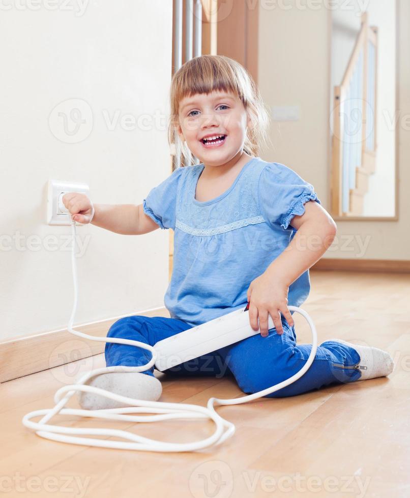 bambino che gioca con l'elettricità foto