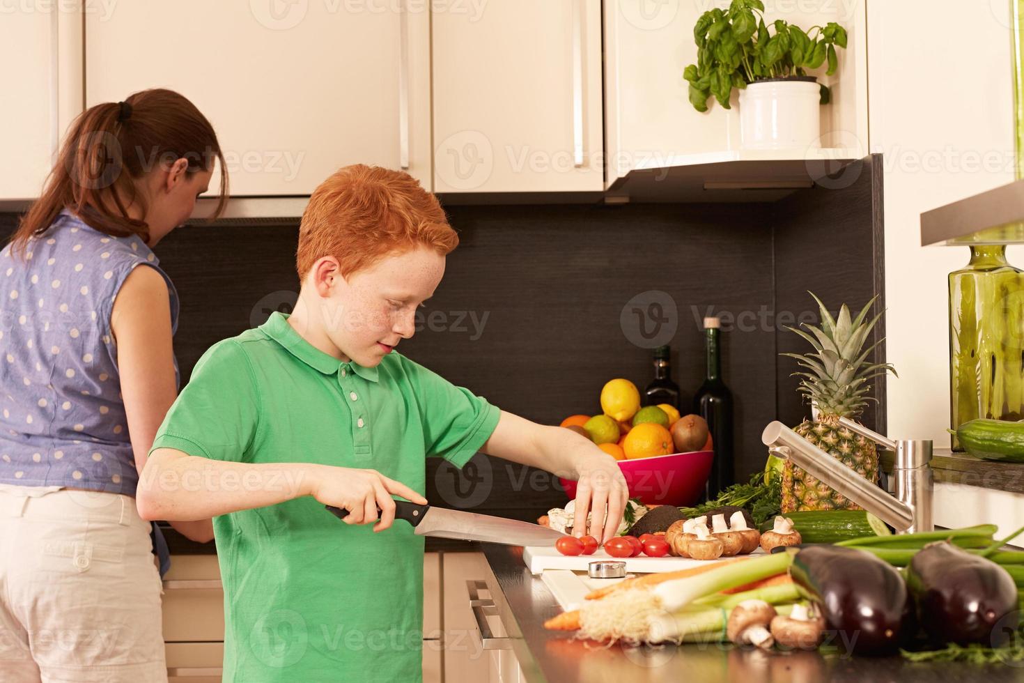 madre e figlio in cucina foto