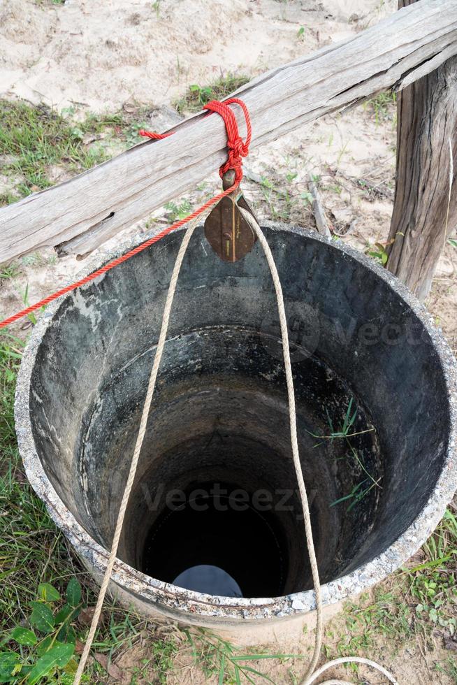 vecchio pozzo di cemento foto