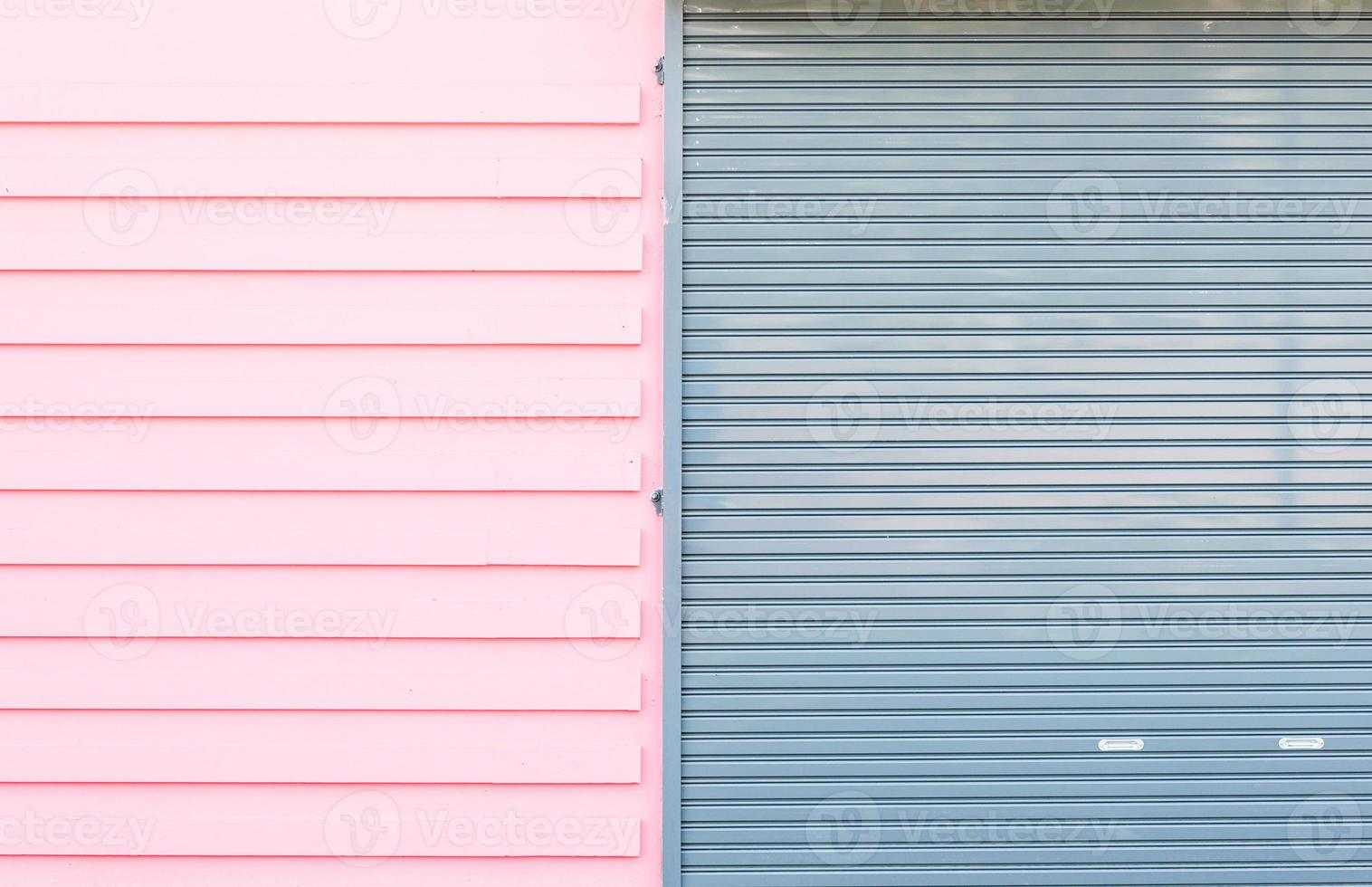 tapparella sul muro rosa foto