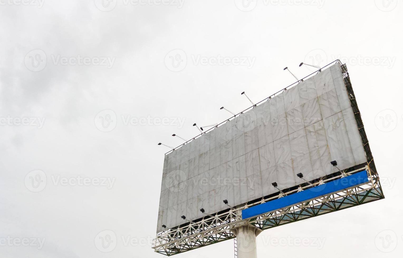 il cartellone bianco per l'annuncio vicino all'incrocio della città. foto