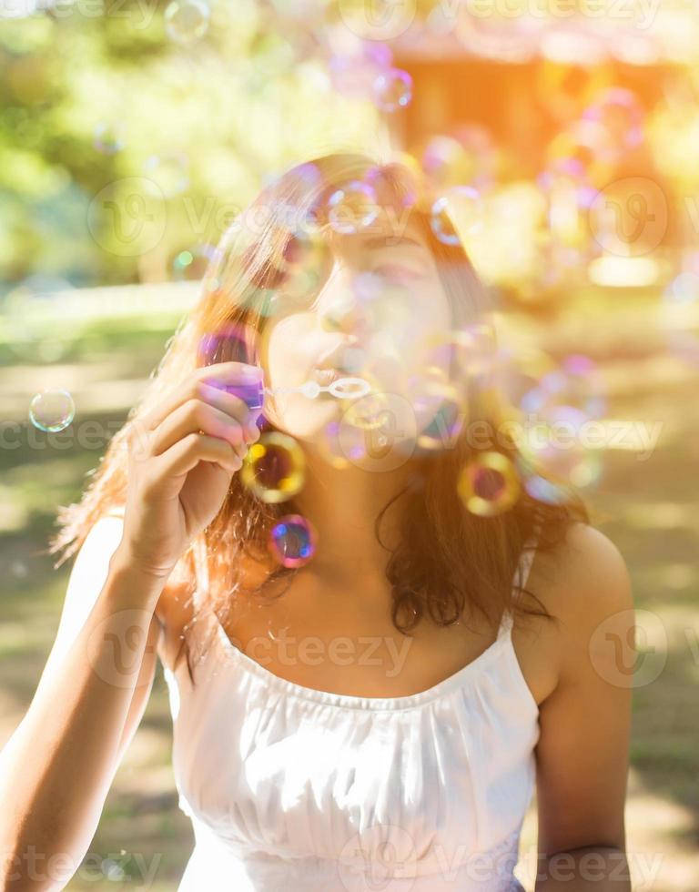 una bella donna che soffia bolle foto