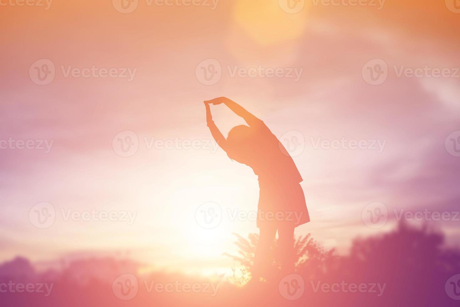 sagoma del bambino, momenti di gioia del bambino. sul tramonto della natura foto