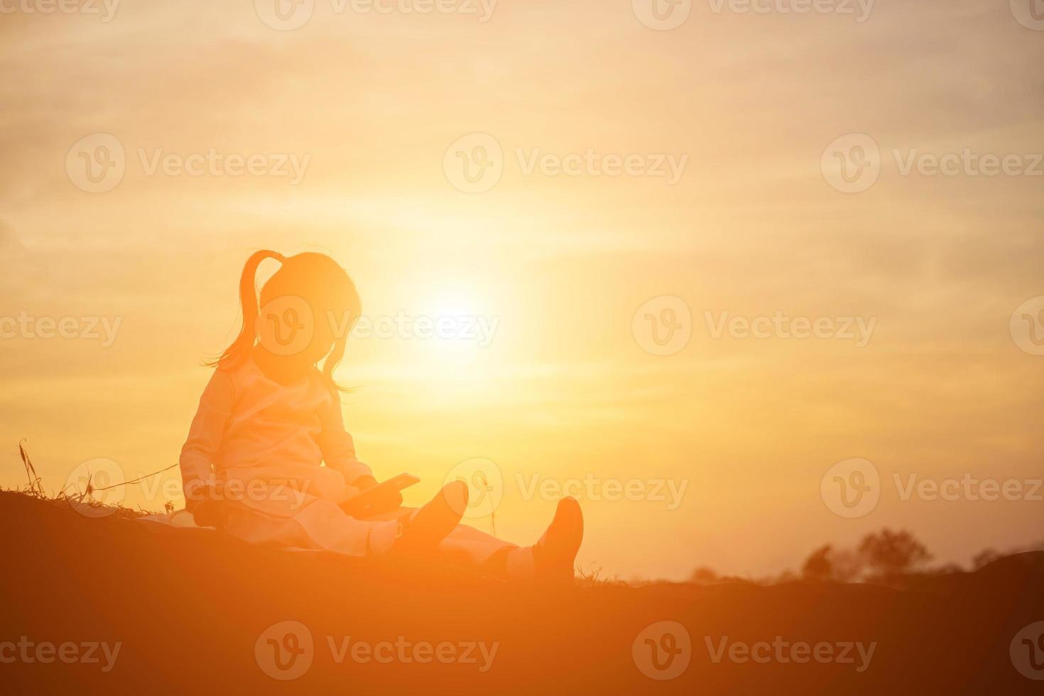 sagoma del bambino, momenti di gioia del bambino. sul tramonto della natura foto