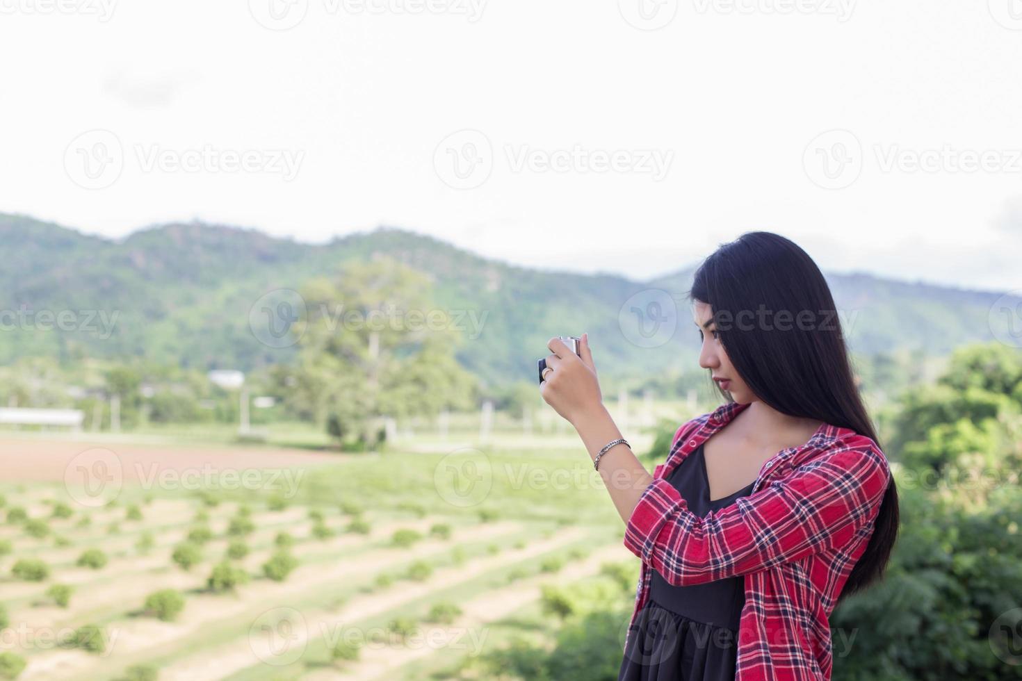 vintage di belle donne fotografia mano in piedi che tiene la fotocamera retrò con alba, stile morbido da sogno foto