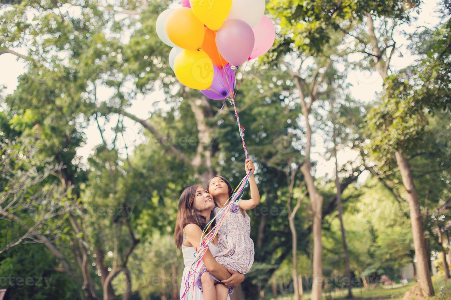 mamma che porta sua figlia con la natura e la luce del sole, divertimento in famiglia. foto