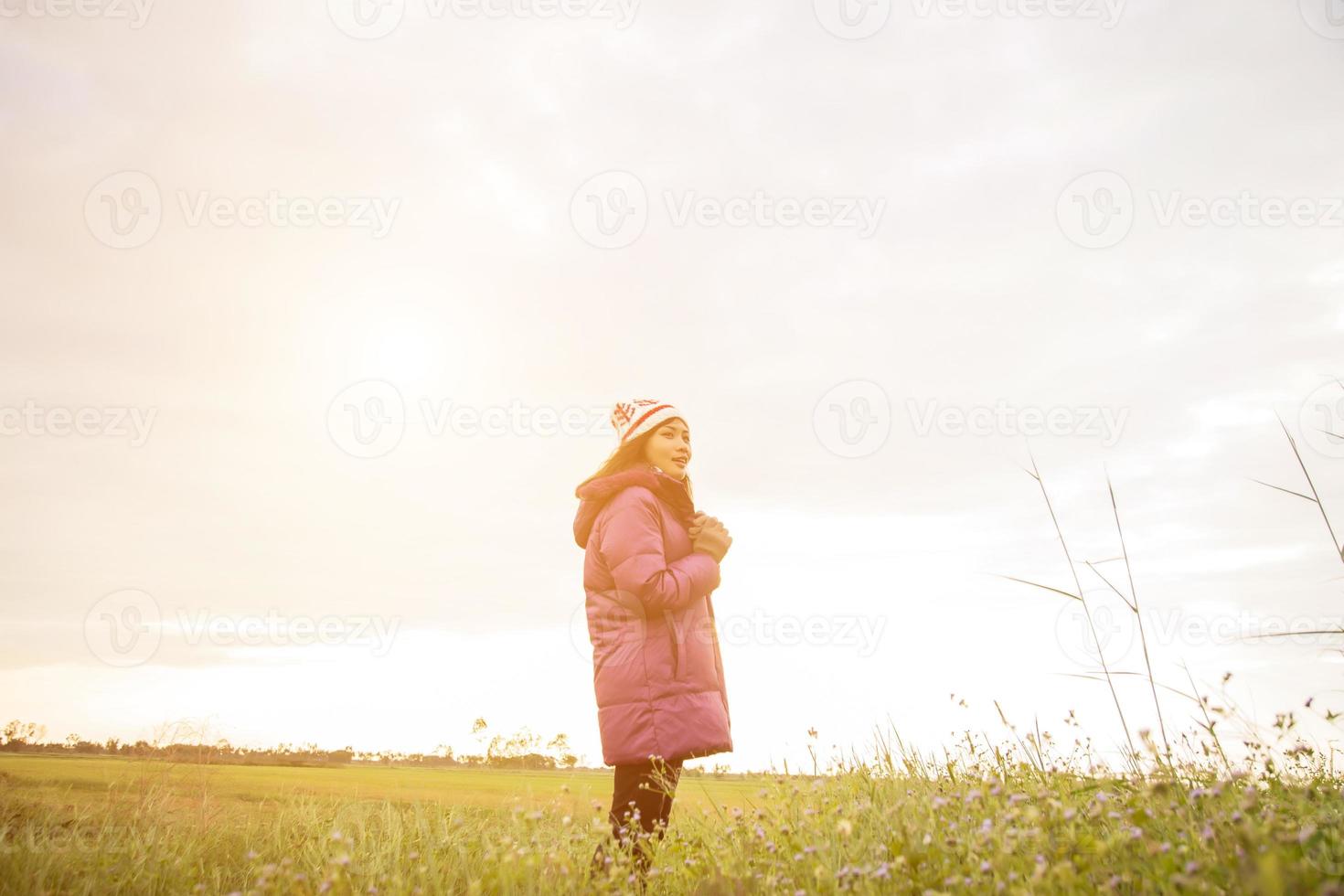 giovane donna stava giocando in un campo di fiori nell'aria invernale. foto