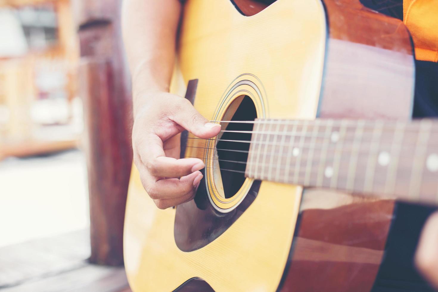 stretta di mano di uomo suonare la chitarra foto