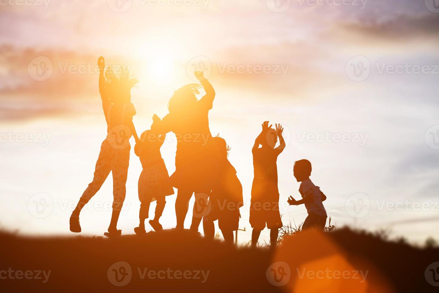 sagoma di bambini felici e tempo felice tramonto foto