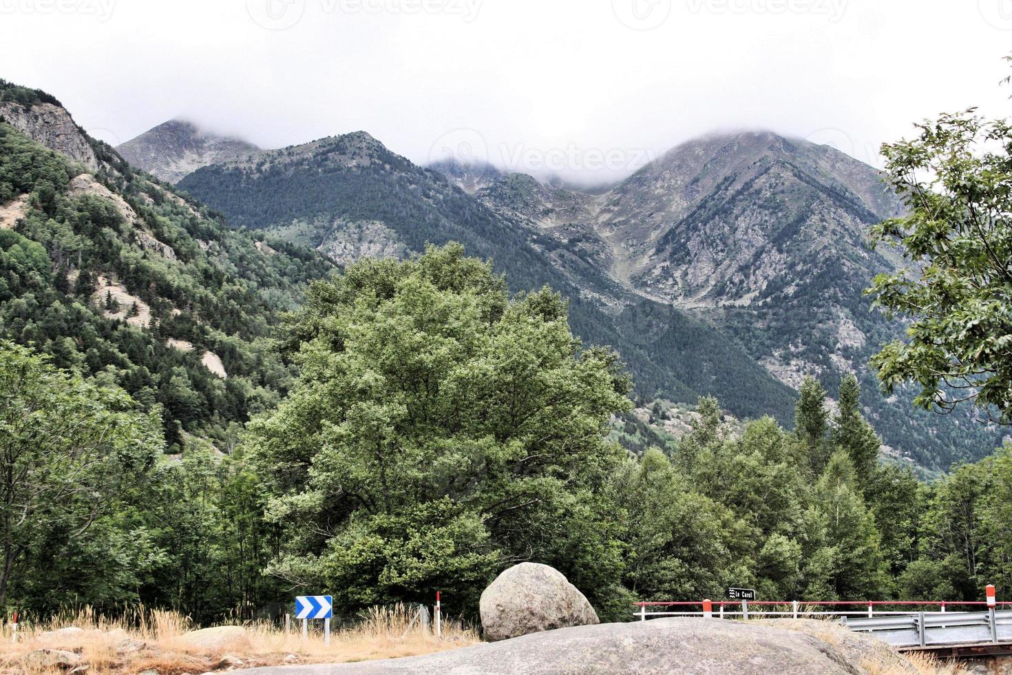 vista dei Pirenei dal versante francese foto