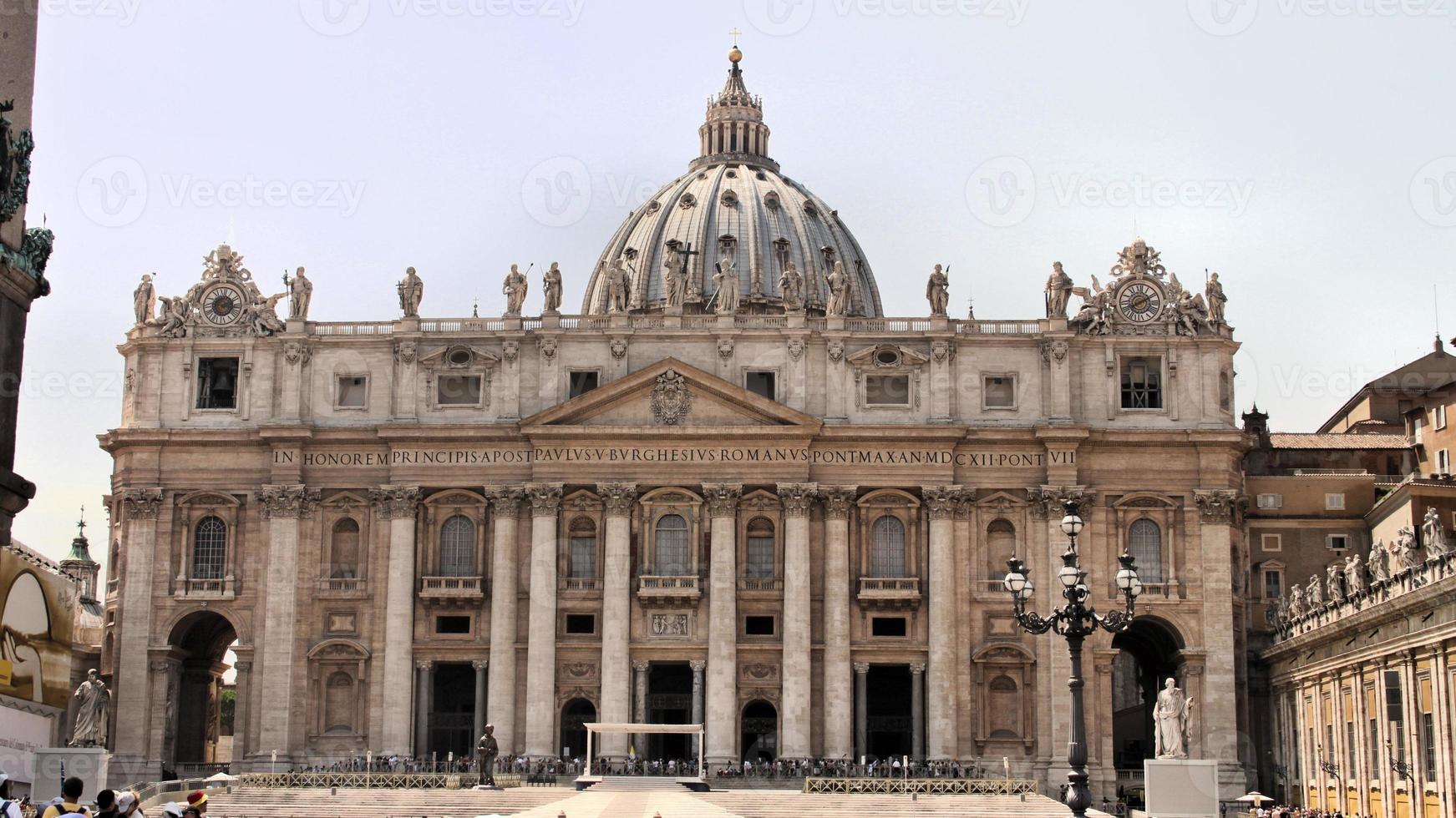 una veduta della basilica di san pietro in vaticano foto