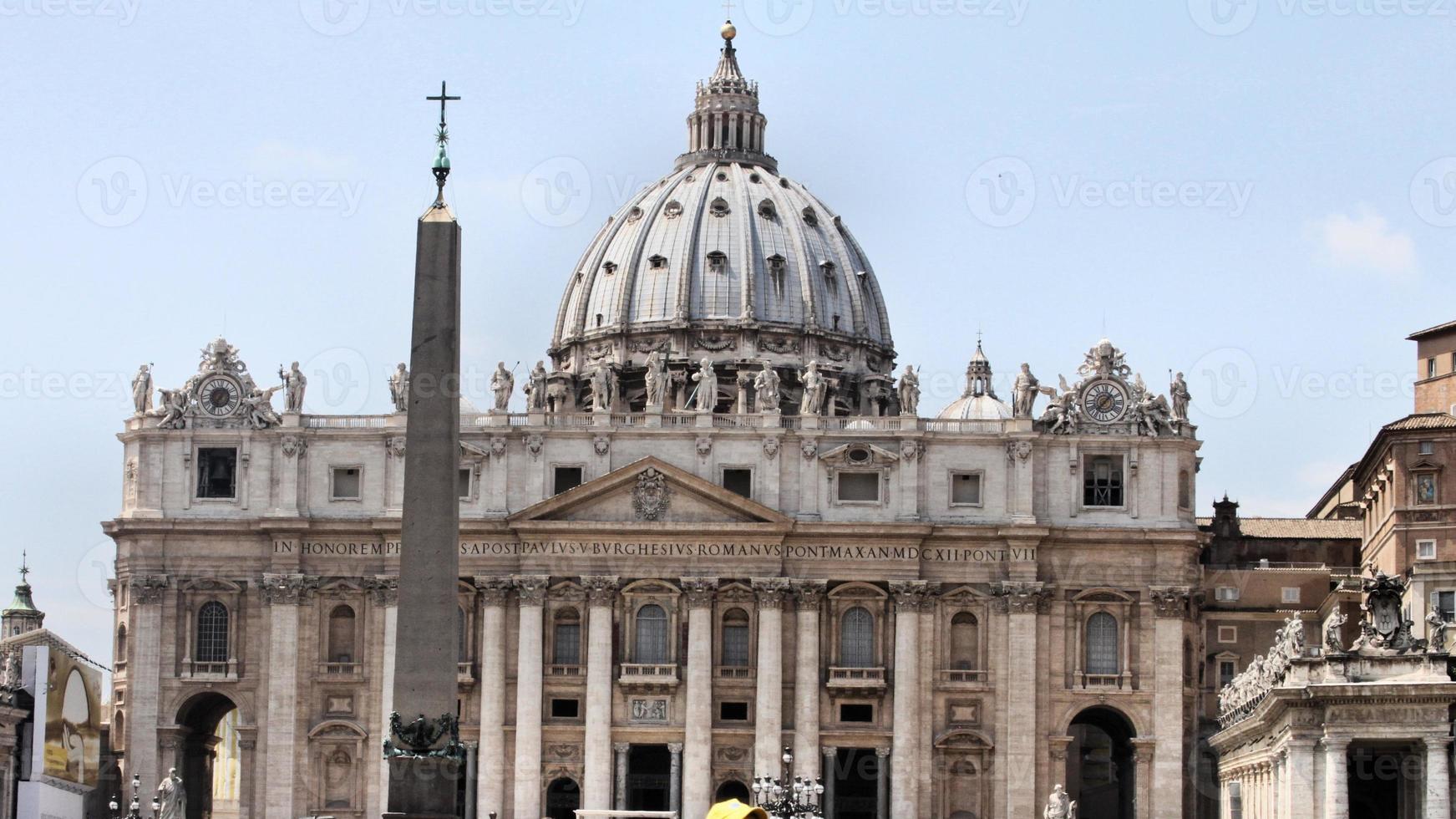 una veduta della basilica di san pietro in vaticano foto