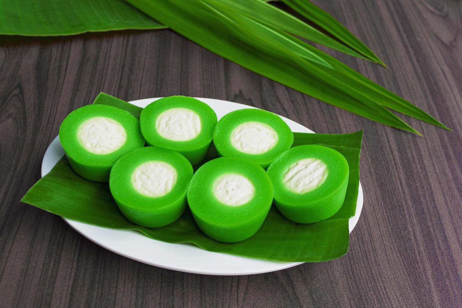 nona manis è un kuih al vapore al sapore di pandan con un ripieno centrale cremoso. foto