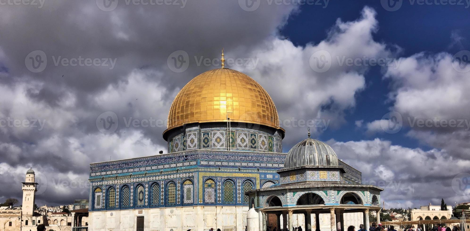 una veduta della cupola della roccia a gerusalemme foto