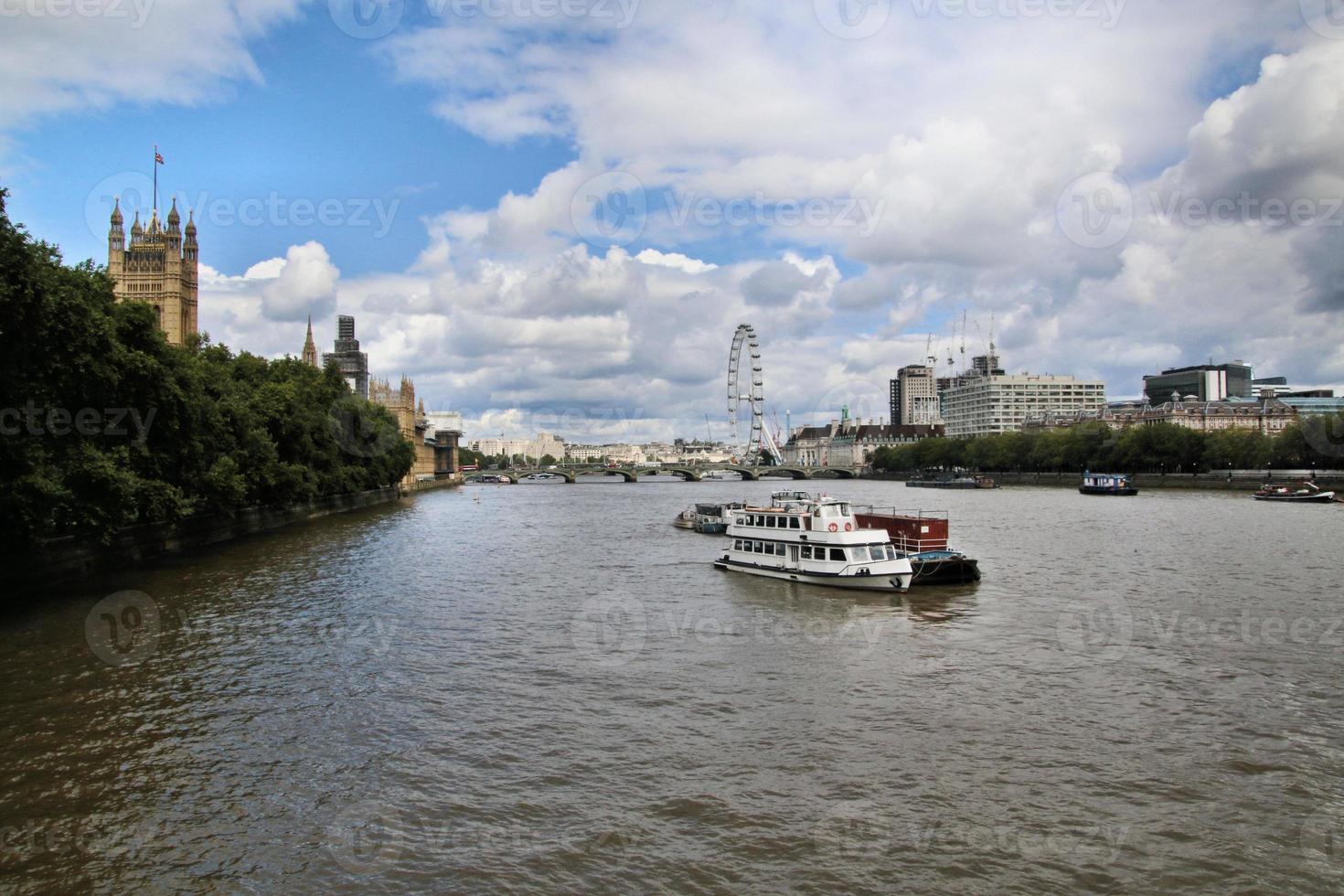 una vista del fiume Tamigi a Londra foto