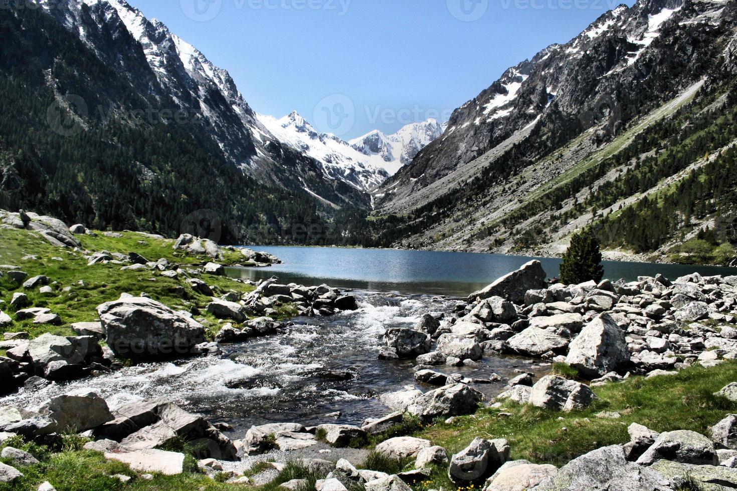 una veduta del lac du gaube nei Pirenei foto