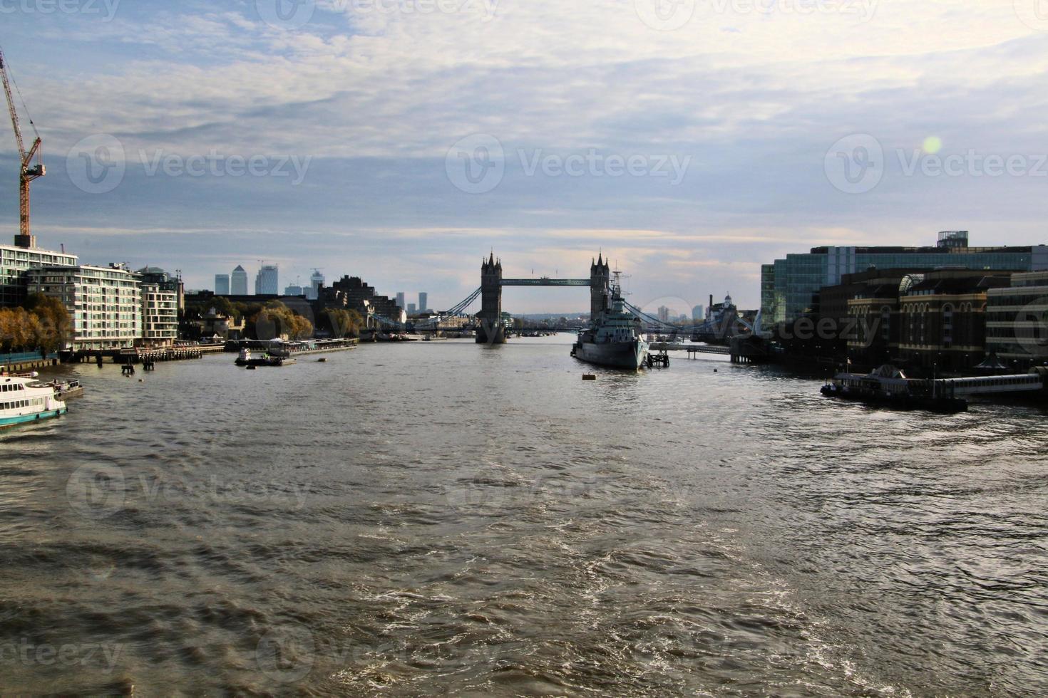 una vista del Tower Bridge di Londra attraverso il fiume Tamigi foto